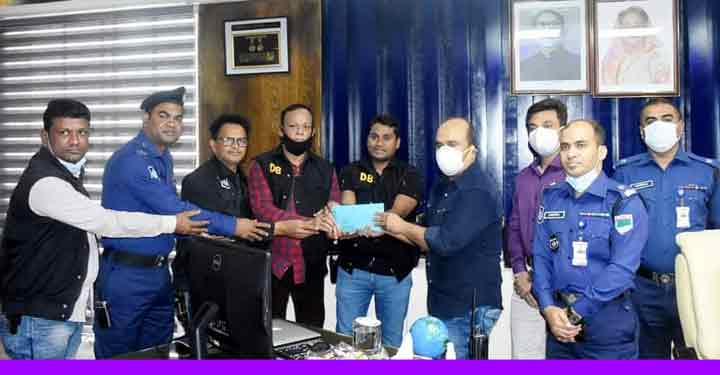 পেশাগত দায়িত্ব পালনে অনন্য  সাফল্য রাখায় পুলিশের এলিট ফোর্স ডিবিকে পুরস্কারে ভূষিত করলেন