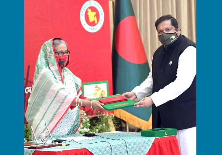  মাননীয় প্রধানমন্ত্রী দেশরত্ন শেখ হাসিনার হাত থেকে আমার পিতা জাতীয় বীর শহীদ আহসান উল্লাহ মাস্টার এমপি’র স্বাধীনতা ও মুক্তিযুদ্ধে অবদানের স্বীকৃতিস্বরূপ পাওয়া বাংলাদেশের সর্বোচ্চ রাষ্ট্রীয় সম্মাননা পদক  ‘স্বাধীনতা পুরস্কার-২০২১’ (মরণোত্তর) গ্রহণ করছি... সবিশেষ ধন্যবাদ ও কৃতজ্ঞতা মাননীয় প্রধানমন্ত্রী জননেত্রী শেখ হাসিনা।