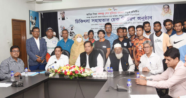 অসহায় ক্রীড়াবিদ ও সংগঠকদের মাঝে অনুদানের চেক বিতরণ করেন যুব ও ক্রীড়া প্রতিমন্ত্রী